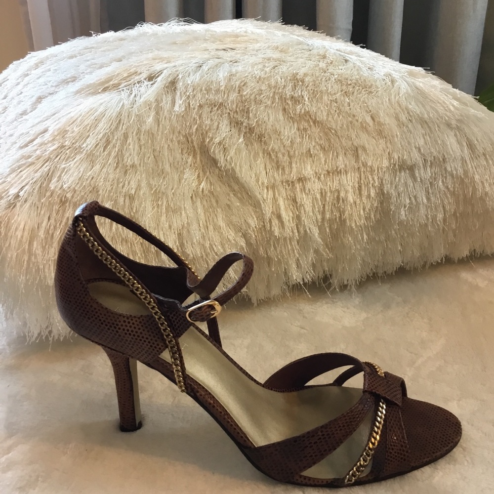 🖤 NINE WEST GOLD TRIM DETAIL HEELS 🖤